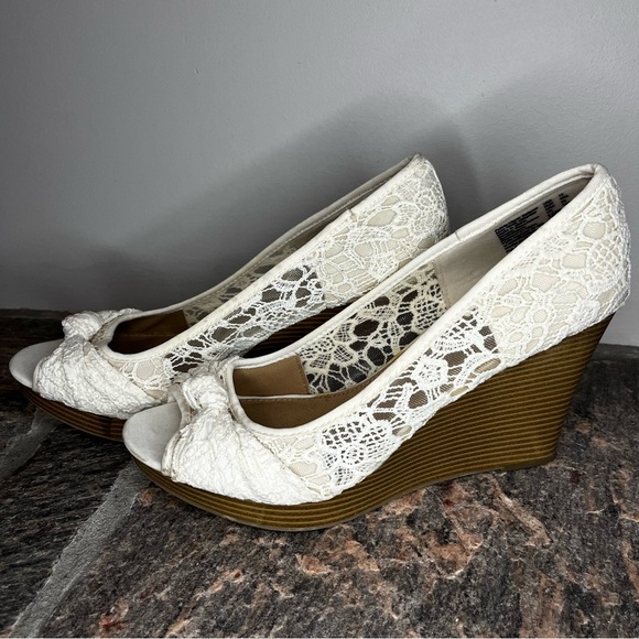 #168 American Eagle by Payless Cream Lace Platform Heels with Knot - Picture 1 of 10